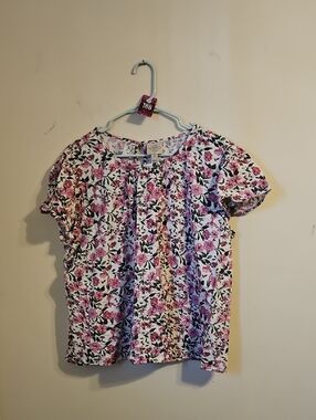 St. Johns Bay Floral Short Sleeve Blouse. In EUC